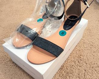 Lot #230 - NEW Tommy Hilfiger Molina 3 Sandals Size 8