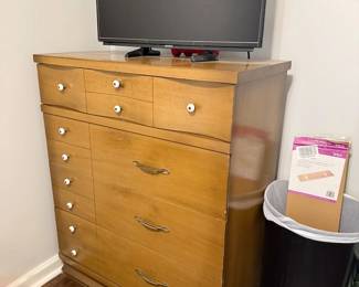 Stanley Gentleman's Dresser