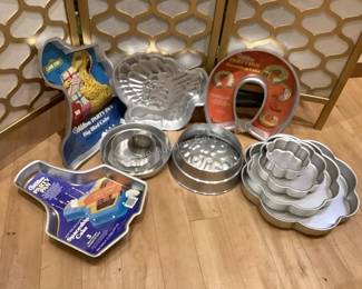 Decorative cake pans