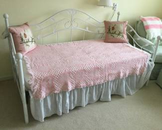 White Metal Trundle Bed