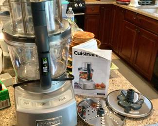 Cuisinart Food Processor w/blade accessories