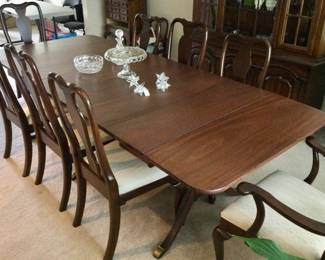 Dining Room Table w/Spring Loaded Drop Ends. Measures 8 ' (with ends up and 2 leaves inserted) w/8 Chairs & Protective Felt Pads