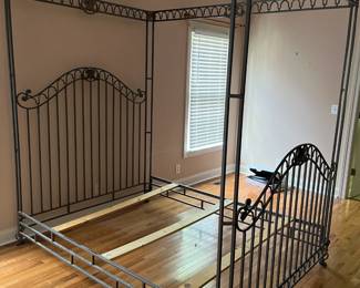 Queen size bedframe