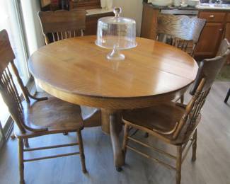Vintage Oak Round Pedestal Table w/ 4 Vintage Chairs (ex. cond.)