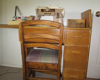 Vintage Singer Sewing Machine w/Cabinet (ex. cond.)