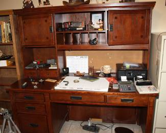nice desk with riser