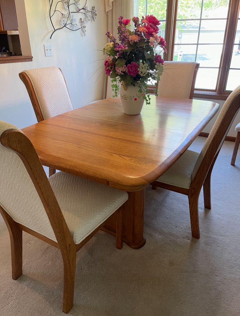 Dining table with 6 chairs & a leaf! In excellent condition!