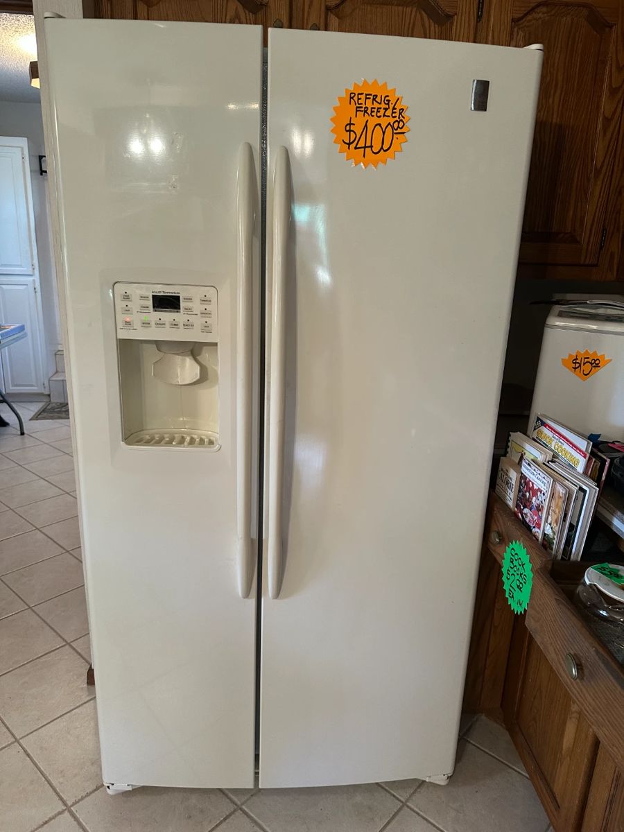 Like Brand New Refrigerator/Freezer with all the goodies in the door