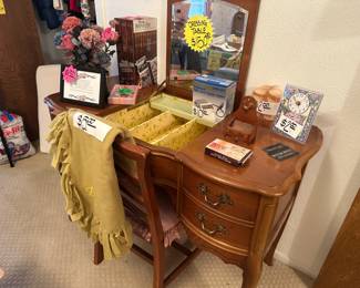 Make-up station and chair - with Mirror - Artwork - Decor Items - throw - flowers