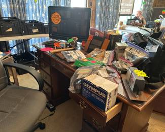 Nice Wood Office Desk - Computer - Office Supplies - Camaras