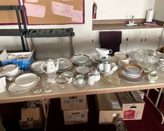 Plates, full dish sets, serving dishes