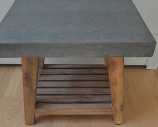 Concrete-slab pour accent table