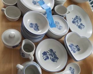 Pfaltzgraff Yorktowne dinnerware set