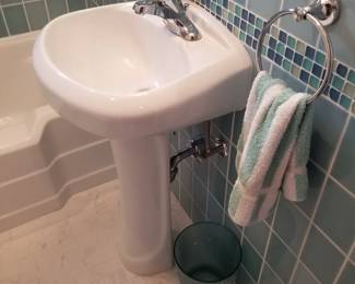 Pedestal sink