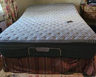 Queen Bed, Posturepedic rising with remotes.