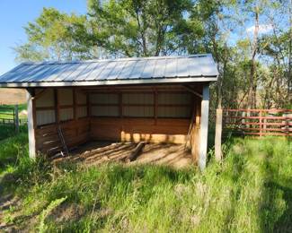 Loafing Shed Like New
