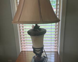 DALE TIFFANY MARBLE LIKE URN LAMP 2 0F 2