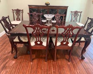 THOMASVILLE CHIPPENDALE STYLE CHERRY WOOD DINING TABLE WITH 8 CHAIRS, 2 LEAVES AND PADS