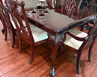 THOMASVILLE CHIPPENDALE STYLE CHERRY WOOD DINING TABLE WITH 8 CHAIRS, 2 LEAVES AND PADS