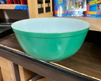 Pyrex in all it’s vivid original green!
