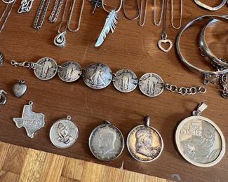 Awesome vintage US coin bracelet!
Several cool US coins in basils… awesome giant 1 ounce 999 round of black panther Ready to wear