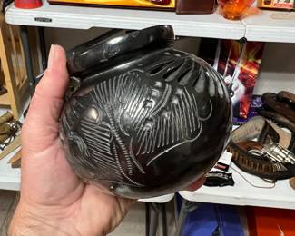Beautiful piece of black Native American pottery… Probably from the Santa Clara Pueblo, but it does not seem to have a signature.