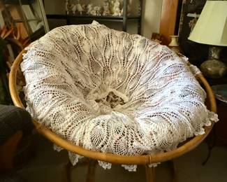 Vintage Rattan Papasan Chair
Classic boho-style papasan with a sturdy rattan frame and large round cushion.