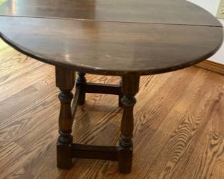 Round extendable table