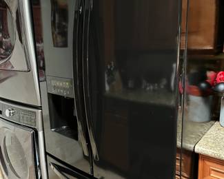 Kenmore Refrigerator w/Transferable Warranty expires 6/7/2028