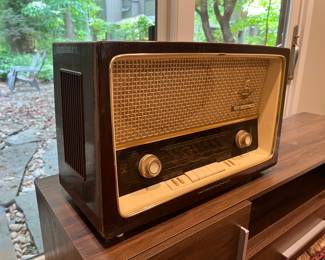 Vintage Grundig 3059 shortwave radio. Needs restoration. $399
