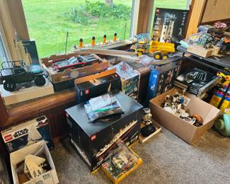 LEO SETS INCLUDING THE HUGE TITANIC SET 10294 AND THE CONCORDE 10318