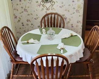 Dining table w 4 chairs