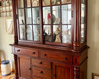 Thomasville ? Cabinet w/sliding doors
