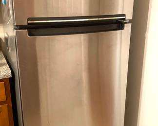Stainless refrigerator with ice maker