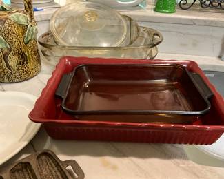 Kitchen - large red pan, Pyrex pan & more baking dishes & lids in very back