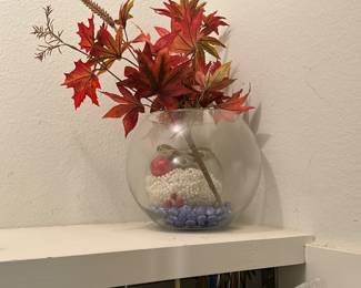 Back bedroom - vase with artificial flowers
