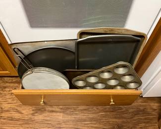 Kitchen - Cookie sheets, pizza pan, muffin tin & more!