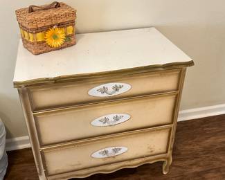 Master bedroom - 3 drawer decorator chest