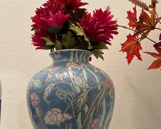 Back bedroom - ceramic vase with artificial flowers