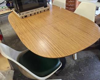 KNOLL TABLE & 3 CHAIRS:   5' W/LEAF