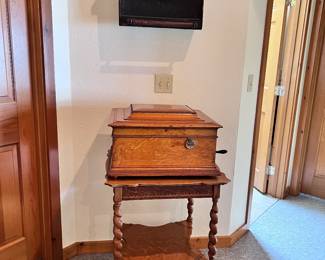 ANTIQUE TABLE TOP DISC MUSIC BOX AND DISCS!