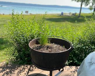 LARGE CAST IRON 3 LEGGED POT