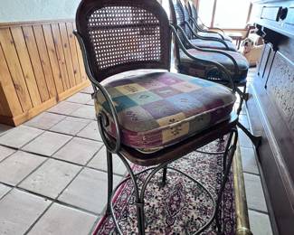 4 BARSTOOLS WITH WICKER BOTTOMS
