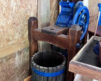 ANTIQUE APPLE CIDER PRESS