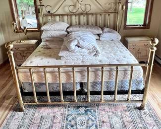 BEAUTIFUL KING SIZE BRASS BED WITH SELECT COMFORT PILLOW TOP SERIES FILLABLE MATTRESS. 5 X 7 AREA RUG