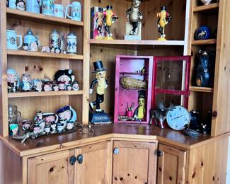 DISPLAY OF PLANTERS PEANUTS COLLECTION, TOBY MUGS / PITCHERS & STEINS