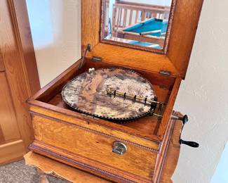 ANTIQUE TABLE TOP DISC MUSIC BOX AND DISCS!