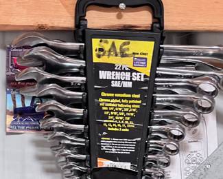 WRENCH SET - MANY MANY TOOLS!