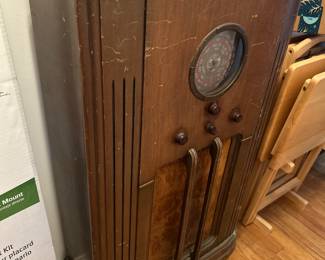 Antique broadcasting radio
