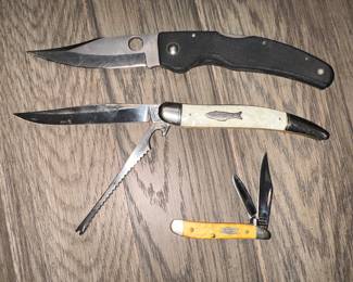 Spyderco GIN-1 Stainless- Golden, CO USA; Imperial Fishing Scaling Knife Mother of Pearl Prov, RI USA; Case XX 2 Blade Pocket Knfe BW 6220SS